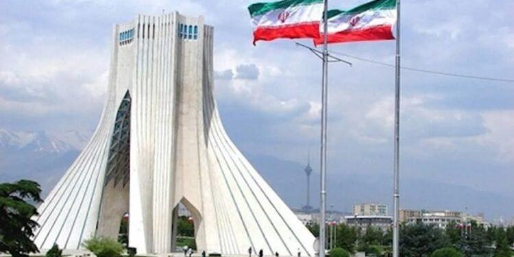 تصعيد إيراني حاد: طهران تنفي أي مفاوضات وتلوّح بإغلاق مضيق هرمز