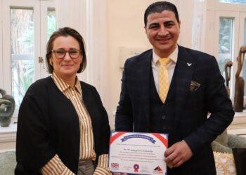 تكريم محمد النويشي داخل السفارة البريطانية بالقاهرة بعد عام من التدريب السياسي المكثف