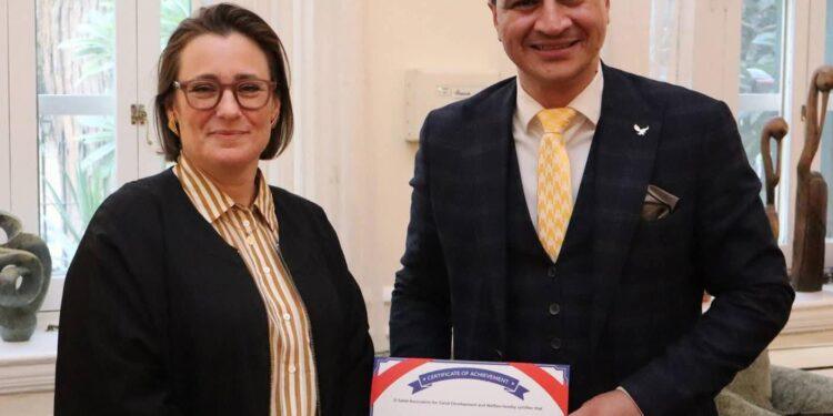 تكريم محمد النويشي داخل السفارة البريطانية بالقاهرة بعد عام من التدريب السياسي المكثف