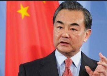 وزير الخارجية الصيني يحث على احترام سيادة دول الخليج وحماية المدنيين وممرات الشحن