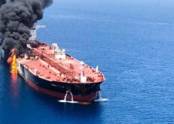 تصعيد خطير في مضيق هرمز: استهداف سفينة مرتبطة بـإسرائيل بمسيّرة وإشعال النيران فيها