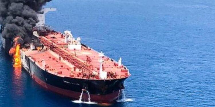 تصعيد خطير في مضيق هرمز: استهداف سفينة مرتبطة بـإسرائيل بمسيّرة وإشعال النيران فيها