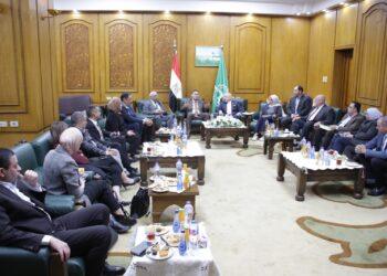 محافظ القليوبية يعقد اجتماعه الدوري مع نواب البرلمان لمتابعة المشروعات التنموية وملفات النقل والرصف