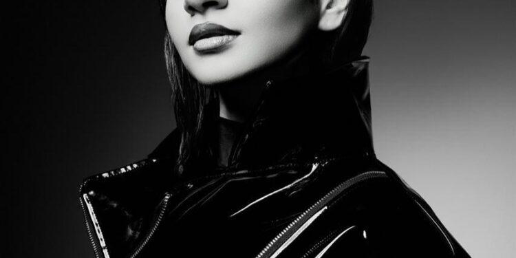 بسنت حاتم تتألق بإطلالة الأبيض والأسود وتبرز أناقتها العصرية