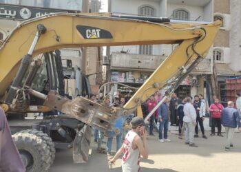 محافظ القليوبية يقود حملة مكبرة لرفع الإشغالات بسوق البلاستيك بمسطرد