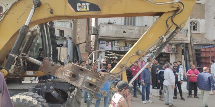 محافظ القليوبية يقود حملة مكبرة لرفع الإشغالات بسوق البلاستيك بمسطرد