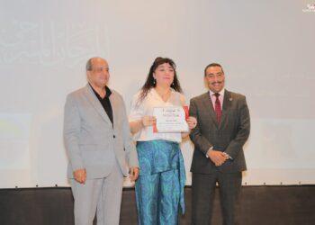 تكريم المخرجة هاجر سلامة في ختام الدورة العاشرة لمهرجان المسرح الدولي لشباب الجنوب