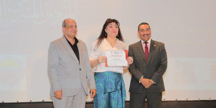 تكريم المخرجة هاجر سلامة في ختام الدورة العاشرة لمهرجان المسرح الدولي لشباب الجنوب