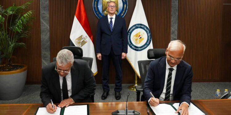 وزير البترول يشهد توقيع عقد توريد خام الفوسفات للمجمع الصناعي الجديد