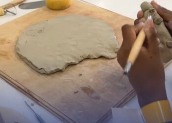 اختتام مبهر لورش كيان… حين يتحول الطين إلى لغة إبداع في بينالي الدرعية