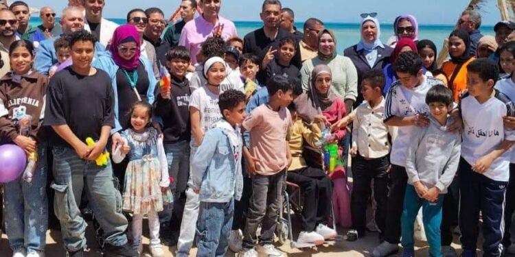 محافظ البحر الأحمر ووزير الشباب يتابعان مستوى الخدمات بالمدينة الشبابية بالغردقة