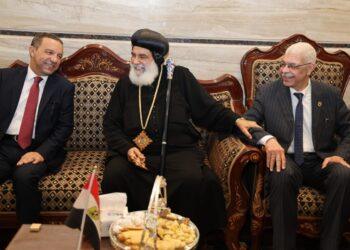 رئيس جامعة المنوفية والمحافظ يقدّمان التهنئة لنيافة الأنبا بنيامين والأخوة الأقباط بمناسبة عيد القيامة المجيد