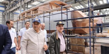 الفريق أسامة ربيع يتفقد أعمال بناء قاطرات”عزم”ويتابع معدلات بناء سفن الصيد”رزق”بسفاجا