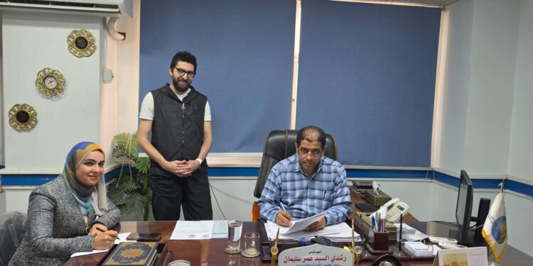 رئيس شركة مياه المنوفية يبحث مع نواب المحافظة طلبات المواطنين .