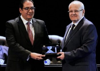 رئيس جامعة القاهرة يهنئ الدكتور محمد عثمان الخشت لفوزه بجائزة الشيخ زايد للكتاب في فرع المخطوطات والموسوعات والمعاجم