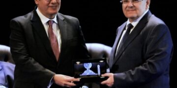 رئيس جامعة القاهرة يهنئ الدكتور محمد عثمان الخشت لفوزه بجائزة الشيخ زايد للكتاب في فرع المخطوطات والموسوعات والمعاجم