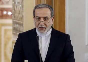 طهران تربط وضع مضيق هرمز بالتزام واشنطن بحرية الملاحة