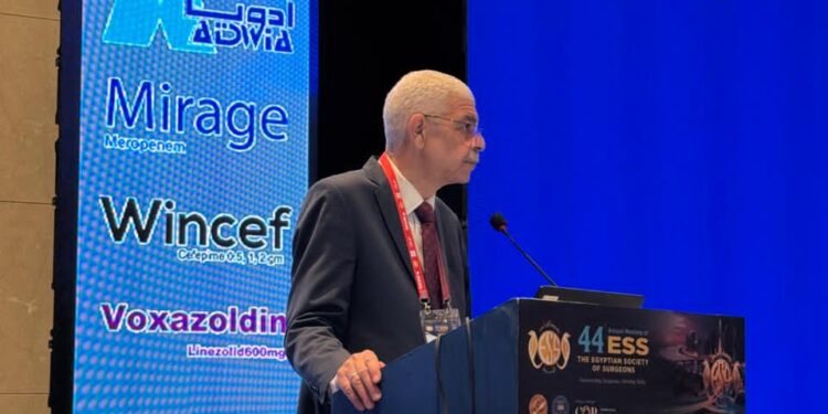 رئيس جامعة المنوفية يترأس 3 جلسات علمية بارزة بالمؤتمر الدولي الـ44 لجمعية الجراحين المصرية