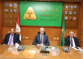 رئيس جامعة المنوفية يجتمع بعميد كلية الحقوق وأعضاء هيئة التدريس لمتابعة سير العمل بملف الجودة ويوجه بتحديث لائحة الكلية