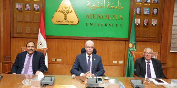 رئيس جامعة المنوفية يجتمع بعميد كلية الحقوق وأعضاء هيئة التدريس لمتابعة سير العمل بملف الجودة ويوجه بتحديث لائحة الكلية