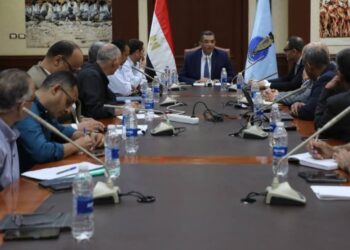 محافظ البحر الأحمر يعقد اجتماعاً موسعاً مع هيئة المثلث الذهبي لإنهاء تداخلات الأراضي وحسم ملفات التقسيمات بسفاجا والقصير