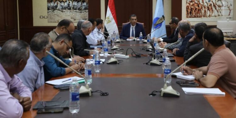 محافظ البحر الأحمر يعقد اجتماعاً موسعاً مع هيئة المثلث الذهبي لإنهاء تداخلات الأراضي وحسم ملفات التقسيمات بسفاجا والقصير