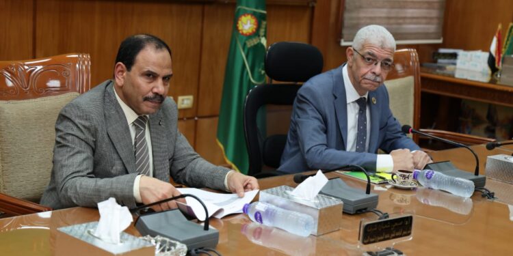 رئيس جامعة المنوفية يستعرض الخطة الخمسية لتعيين المعيدين بكليات ومعاهد الجامعة