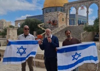 مستوطنون يرفعون أعلام الاحتلال داخل المسجد الأقصى في تصعيد خطير يستفز مشاعر المسلمين