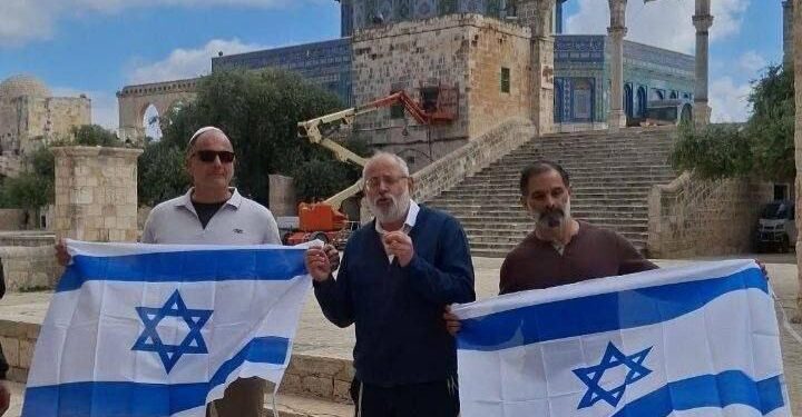مستوطنون يرفعون أعلام الاحتلال داخل المسجد الأقصى في تصعيد خطير يستفز مشاعر المسلمين