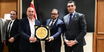 محمد مجاهد رئيس لجنة الشباب والرياضة يكرم التوأم حسام وإبراهيم حسن بمجلس النواب