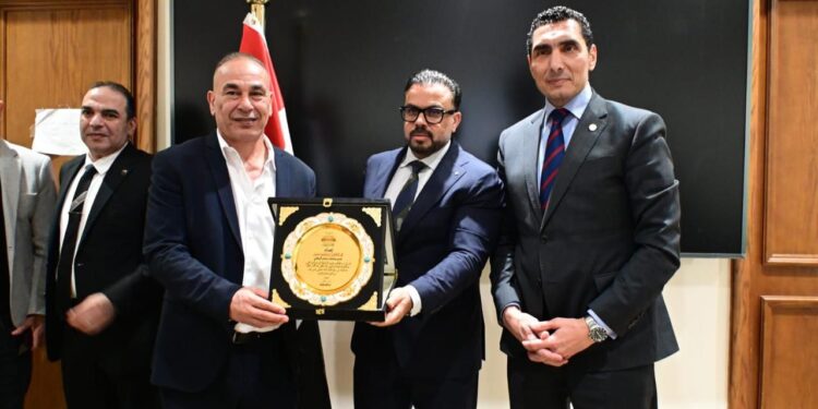 محمد مجاهد رئيس لجنة الشباب والرياضة يكرم التوأم حسام وإبراهيم حسن بمجلس النواب