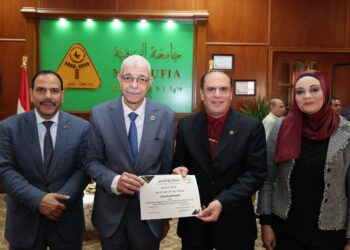 رئيس جامعة المنوفية يكرم مركز إعداد القادة باعتماده رسميًا ضمن المراكز القومية للتدريب الإداري