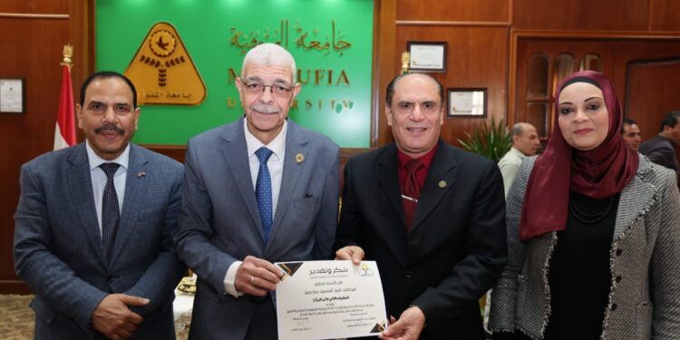رئيس جامعة المنوفية يكرم مركز إعداد القادة باعتماده رسميًا ضمن المراكز القومية للتدريب الإداري