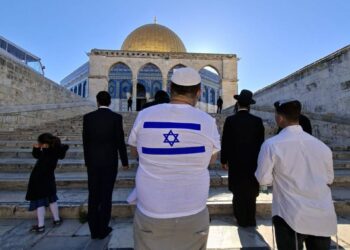 اقتحام استفزازي للأقصى: مستوطنون يؤدون طقوسًا جماعية قرب باب الرحمة تحت حماية الاحتلال