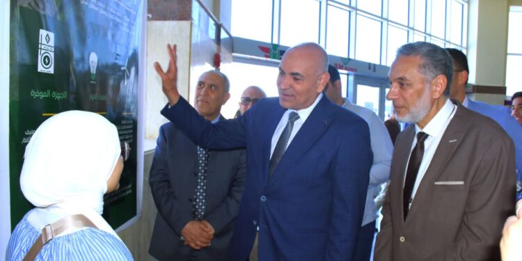 رئيس جامعة مدينة السادات يشيد بإبداعات طلاب الجامعة الأهلية خلال زيارة لمتابعة معرض بوسترات “وفّرها… تنوّرها” بمبنى المدرجات (ب)