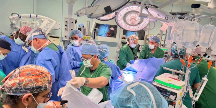 بعد قرابة 13 ساعة متواصلة ، نجاح عملية فصل التوأم الملتصق الفلبيني “كليا وموريس آن” بعد عملية جراحية معقدة