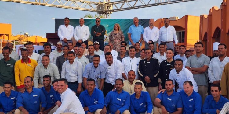 285 جائزة “عمرة ورحلات سياحة وأجهزة كهربائية” تكريم العاملين بالسياحة في مرسى علم