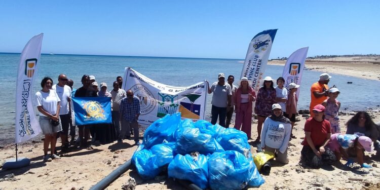 حملة لمحميات البحر الأحمر لنظافة الشواطئ وحماية البيئة من المخلفات .
