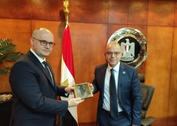 سفير جمهورية بيلاروسيا مصر يلتقى مع وزير الاستثمار والتجارة الخارجية المصري