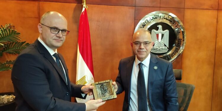 سفير جمهورية بيلاروسيا مصر يلتقى مع وزير الاستثمار والتجارة الخارجية المصري