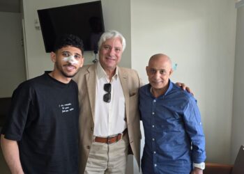 عبدالناصر مدير الكرة بنادي الزمالك يطمئن على أحمد عاطف “قطة” لاعب فريق بعد خضوع اللاعب لعملية جراحية