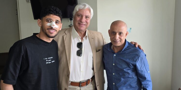 عبدالناصر مدير الكرة بنادي الزمالك يطمئن على أحمد عاطف “قطة” لاعب فريق بعد خضوع اللاعب لعملية جراحية