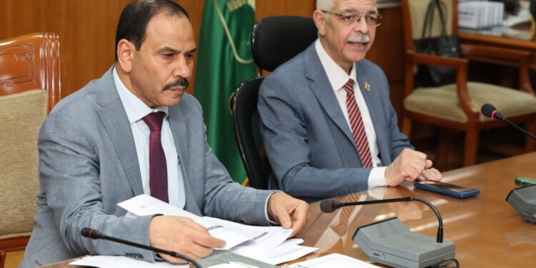 رئيس جامعة المنوفية يتابع أعمال اللجنة التنفيذية بالجامعة لتحديث البرامج الدراسية وربطها بسوق العمل