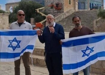 المستوطنون يطالبون برفع علم الاحتلال داخل المسجد المبارك