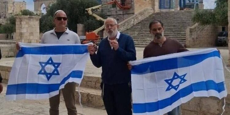 المستوطنون يطالبون برفع علم الاحتلال داخل المسجد المبارك
