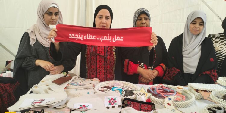 بالصور ….الافطار السيناوى ختاما لاحتفال الهلال الاحمر المصرى باليوم السيناوى لمعرض المنتجات السيناوية .