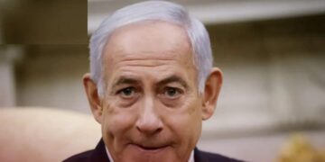 فوضى السياسة تطارد نتنياهو حتى قاعة المحكمة استئناف شهادته ثم إلغاؤها فجأة بذريعة الملف الأمني