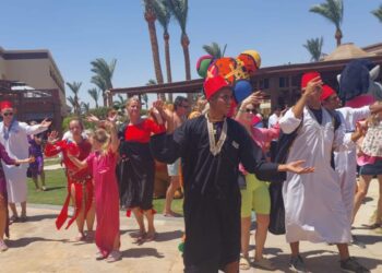 عروض الكرنفال المصرى تجذب السياح بفنادق الغردقة ونسب الأشغال تصل ل98%