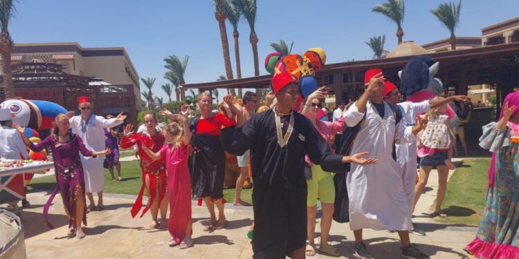 عروض الكرنفال المصرى تجذب السياح بفنادق الغردقة ونسب الأشغال تصل ل98%