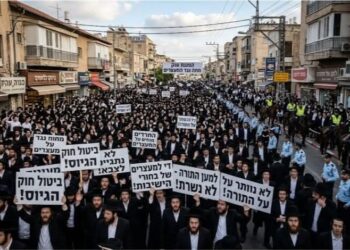 الحريديم ينفجرون في وجه التجنيد القسري واقتحام منزل قائد الشرطة العسكرية ينتهي باعتقال 25 متظاهراً